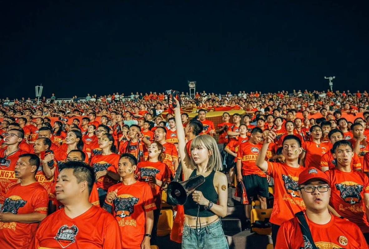 一场命运的相逢，让掉往了亲人后孤傲的日本女孩莱卡和巴望出人头地的俄罗斯女孩儿尤利娅在莫斯科陌头相遇，两人同居在一路，尤利娅对这个无邪浪漫却孤独的女孩儿 日久生情，却也因一个汉子的呈现而发生了误解与隔膜。斑斓的莫斯科陌头，越爱越伤的两个女孩儿会有如何的回属？